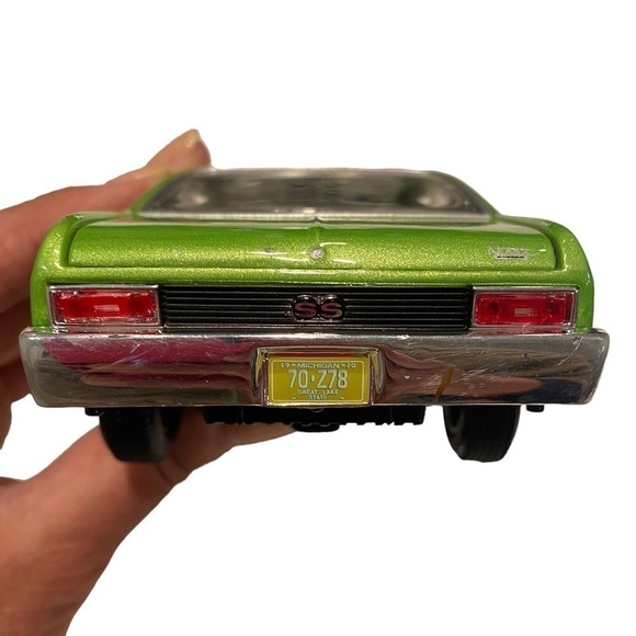 Maisto 1970 Chevrolet Nova SS Diecast Vehicle Lime Green - Picture 11 of 16